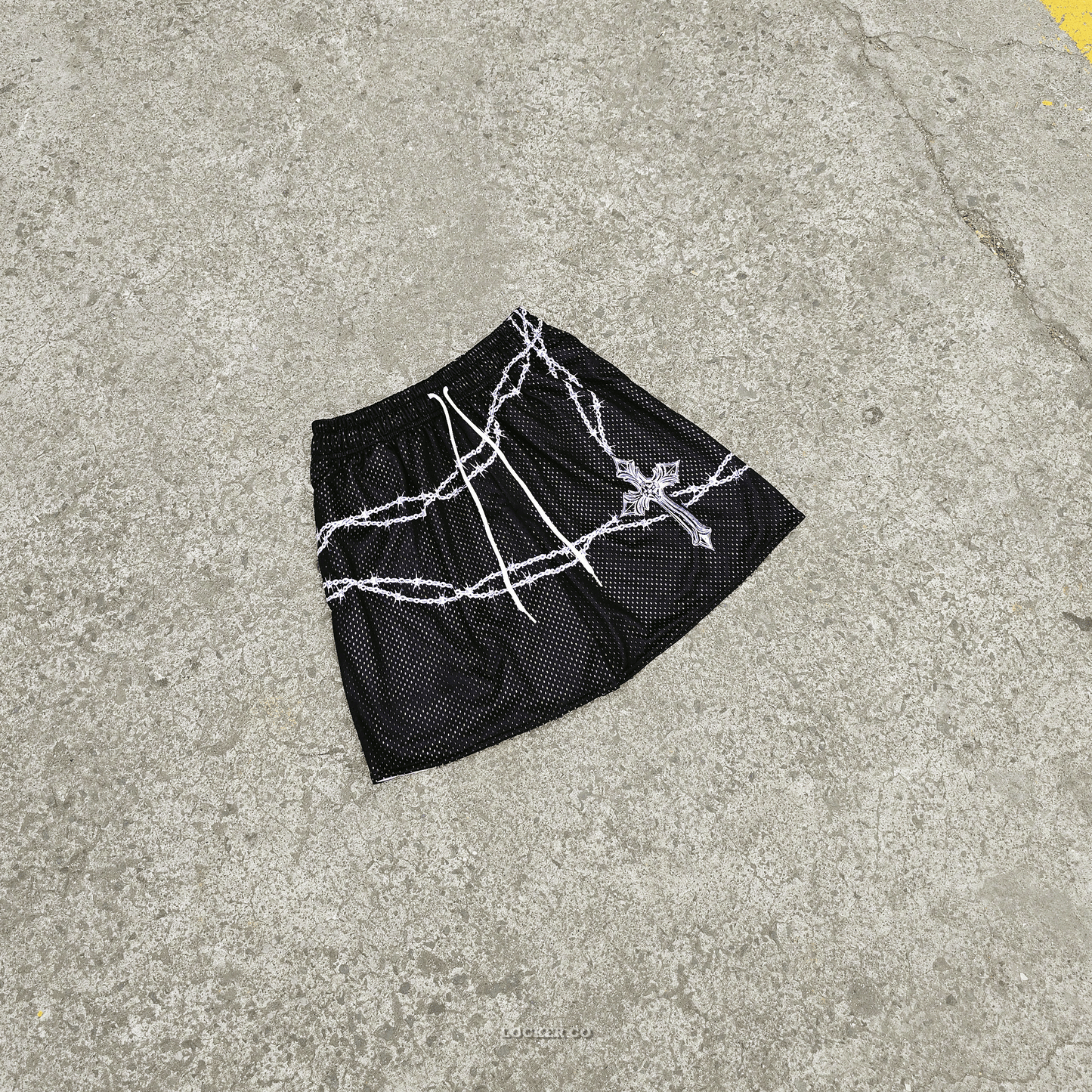 Chains Cross Black